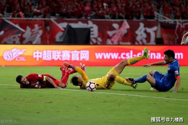 身高7尺4的文班亚马展现惊人后卫技巧
